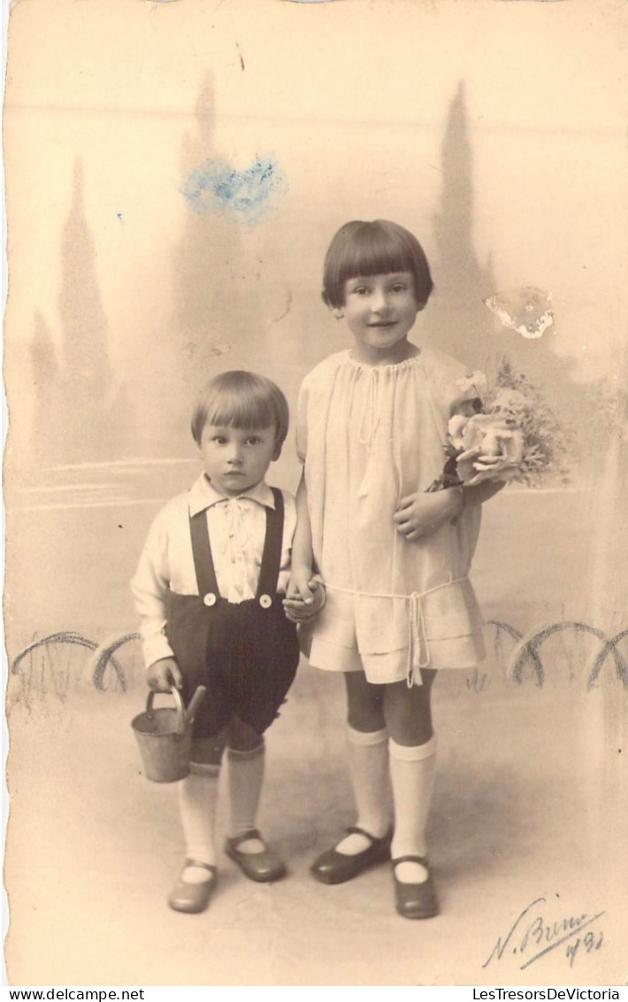 ENFANTS - Enfants - Photographie - Robe - Fleurs - Carte Postale Ancienne - Children And Family Groups