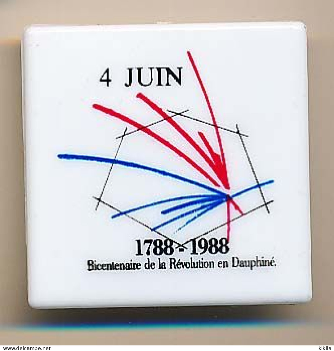 Broche Plastique 48 X 48mm 4 Juin  1788-1988 Bicentenaire De La Révolution En Dauphiné - Brooches