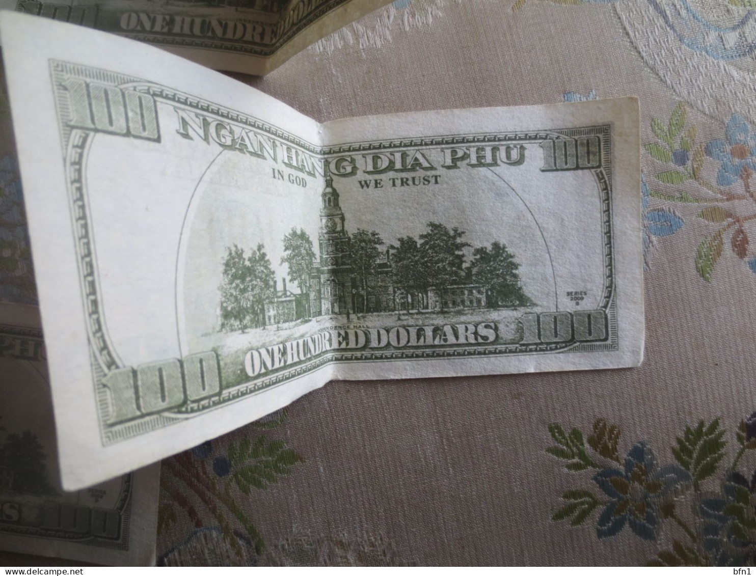 ETATS UNIS CHINE VIET NAM  -9 BILLETS NGAN HANG DIA PHU 100 DOLLARS - A Identifier