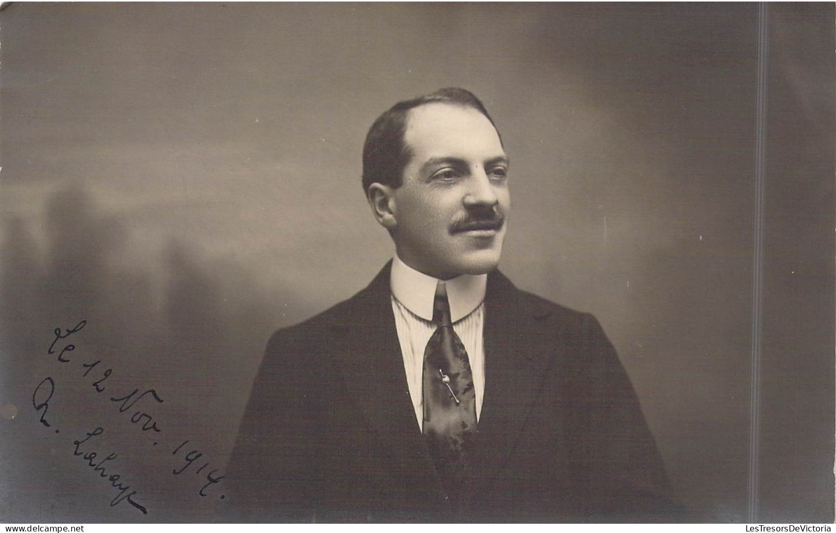 FANTAISIE - Homme - Portrait - Costume - Cravate - Moustache - Carte Postale Ancienne - Men