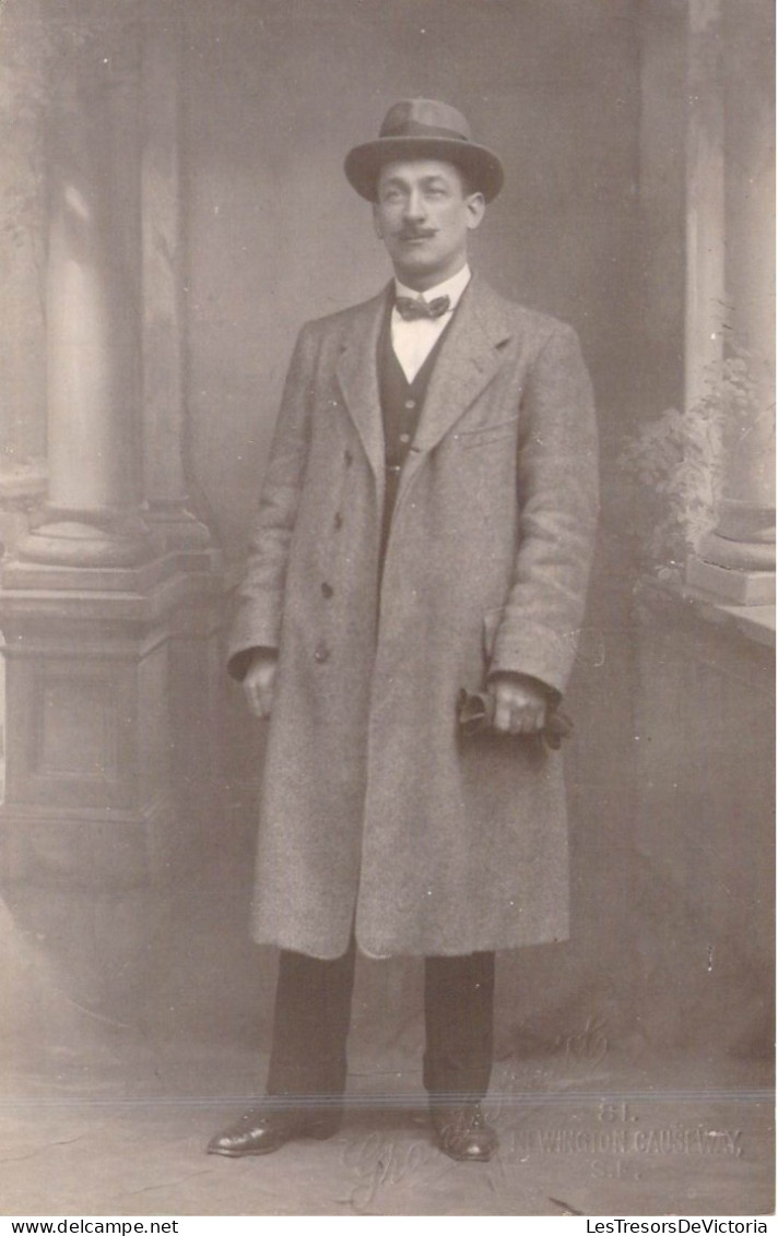 FANTAISIE - Homme - Portrait - Costume - Nœud Papillon - Chapeau  - Carte Postale Ancienne - Hombres