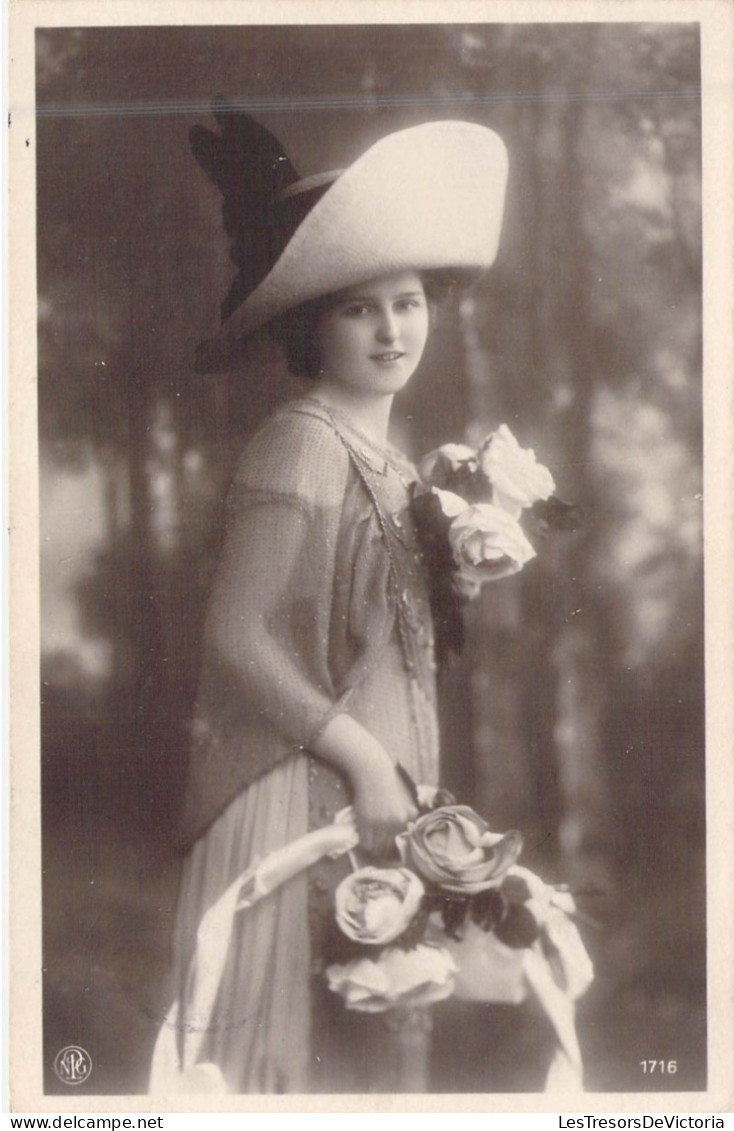 PHOTOGRAPHIE - Jeune Femme - Portrait - Fleurs - Robe - Chapeau - Carte Postale Ancienne - Fotografie