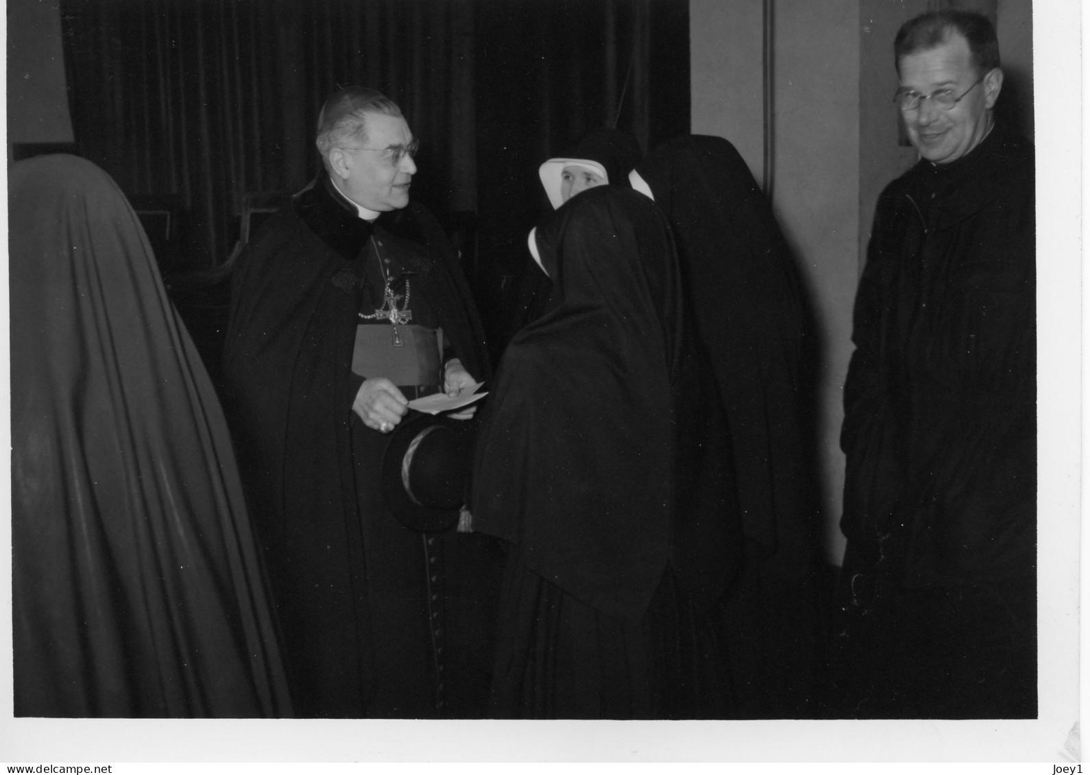 Photo Studio Dabo Paris Monseigneur Brot, 1956,Format 13/18 - Identifizierten Personen