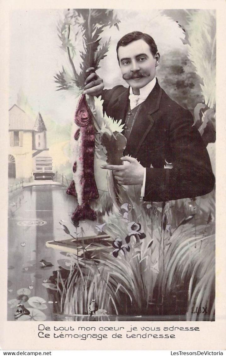 FANTAISIE - Homme - Portrait - Costume - Fleurs - Poisson - Etang - Carte Postale Ancienne - Hombres
