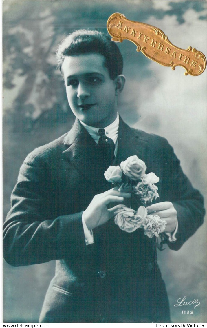 FANTAISIE - Homme - Portrait - Costume - Fleurs - Anniversaire - Carte Postale Ancienne - Hommes