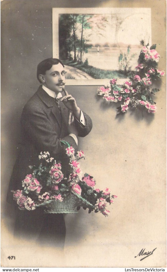 FANTAISIE - Homme - Portrait - Costume - Fleurs - Carte Postale Ancienne - Hommes