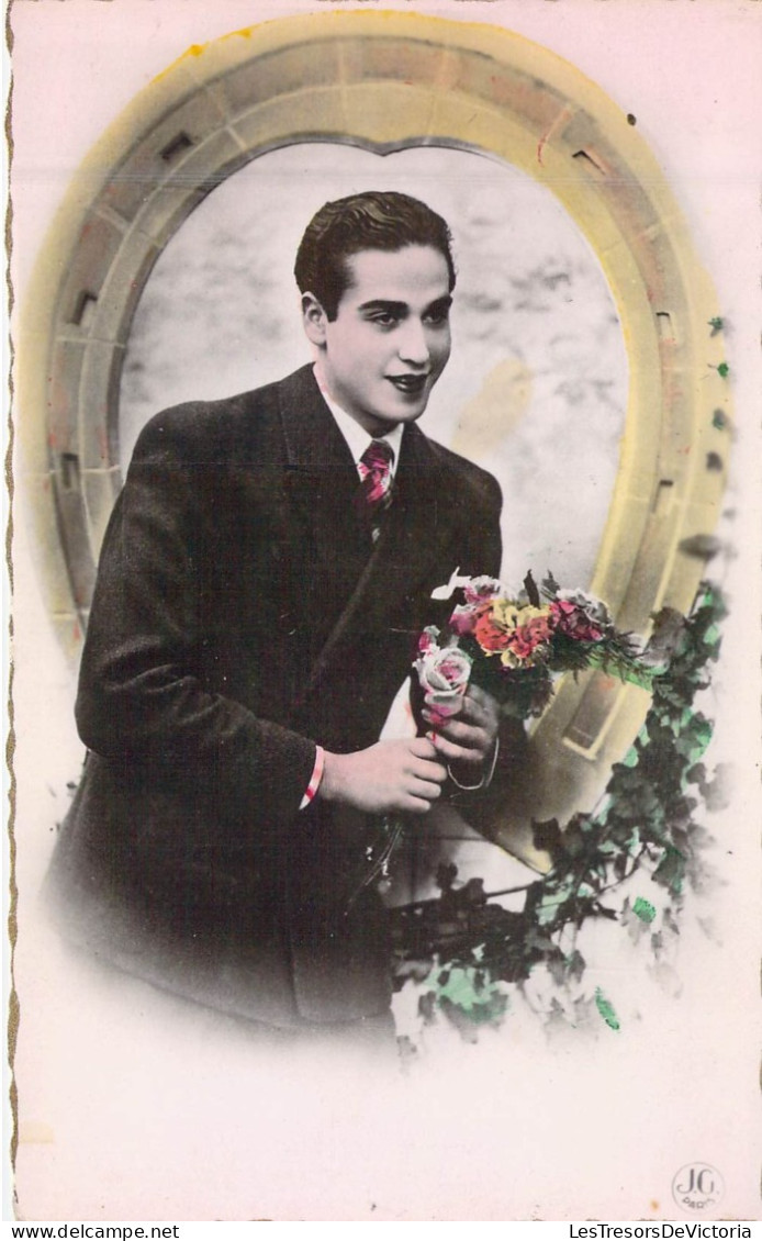 FANTAISIE - Homme - Portrait - Fleurs - Costume - Carte Postale Ancienne - Hombres