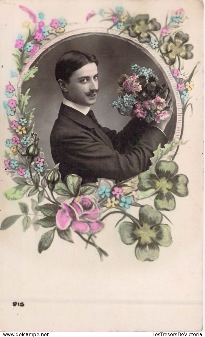 FANTAISIE - Homme - Portrait - Fleurs - Costume - Carte Postale Ancienne - Hombres