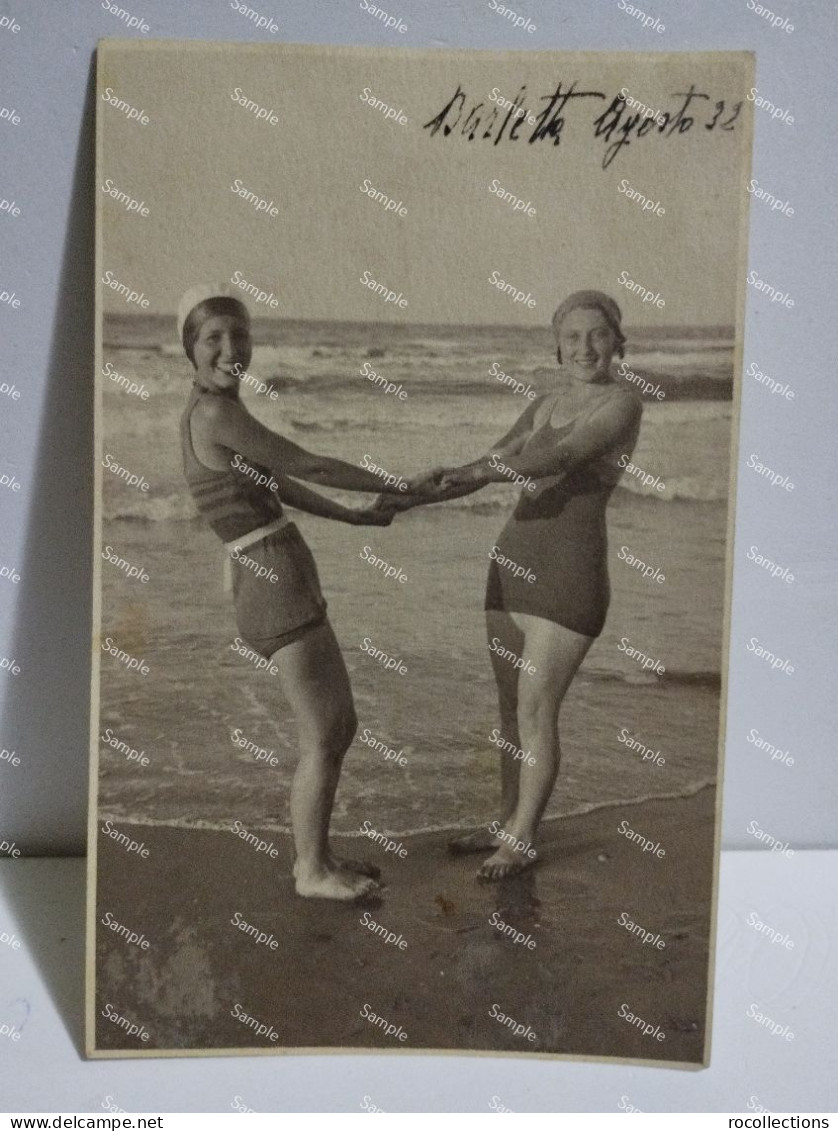 Italy Italia Puglia BARLETTA 1932. Nice Girls On The Beach. - Barletta