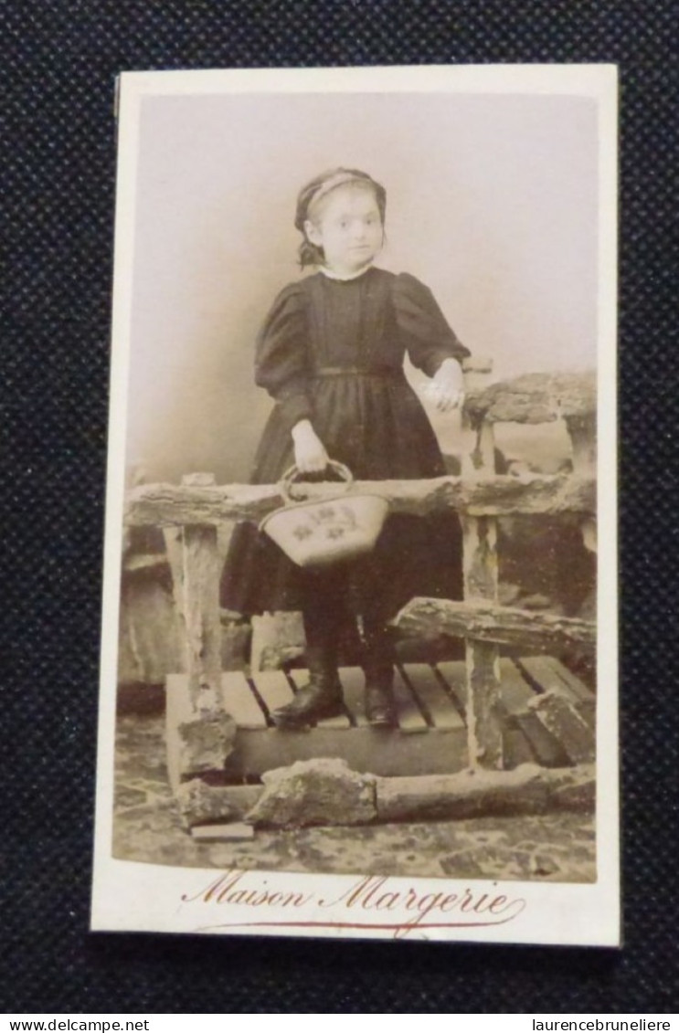 PETIT CDV   DEBUT 20e   PORTRAIT FILLETTE AVEC SON PETIT PANIER - Anonyme Personen