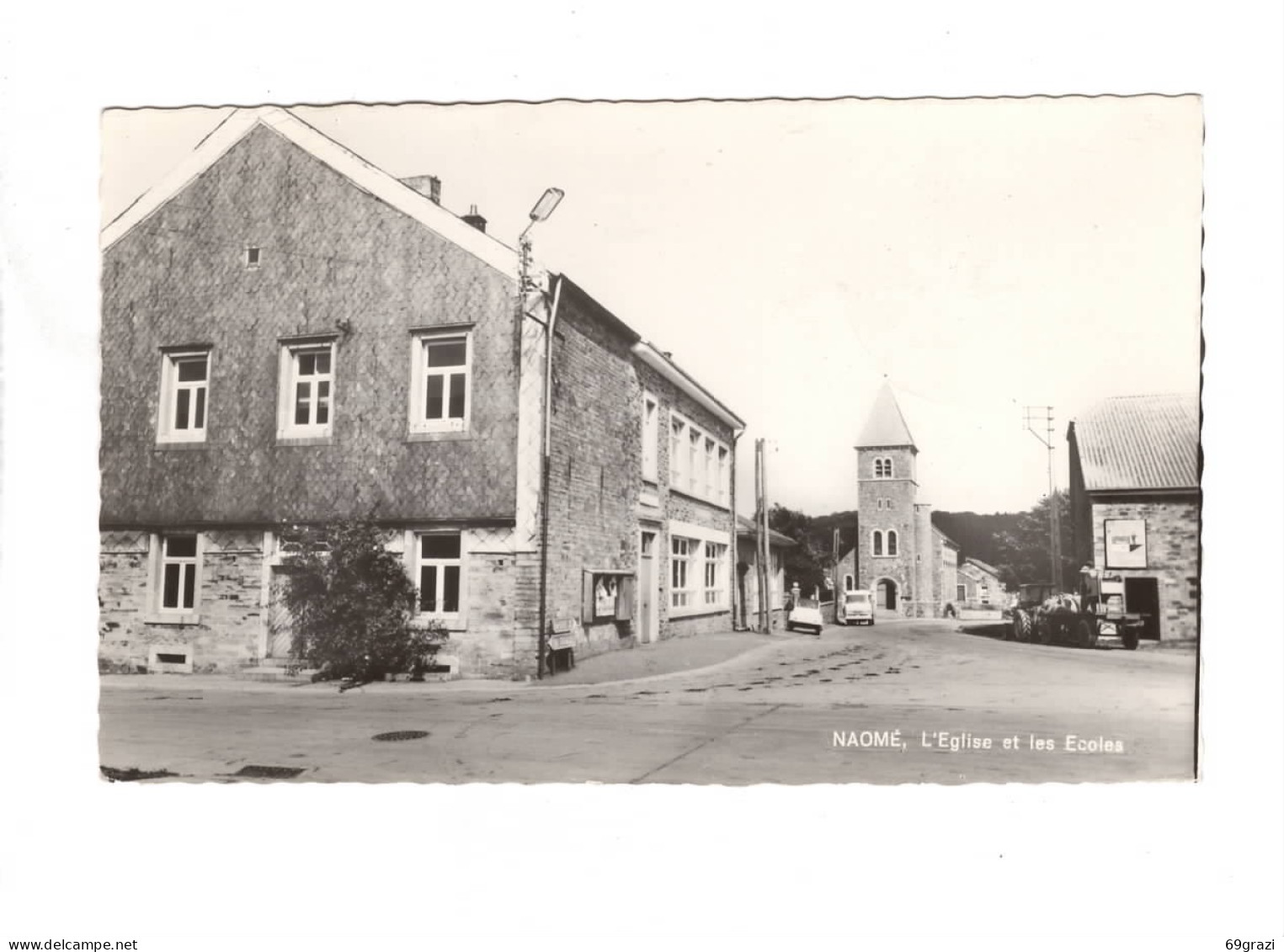 Naomé Eglise Et Les Ecoles ( Timbre Décollé ) - Bievre