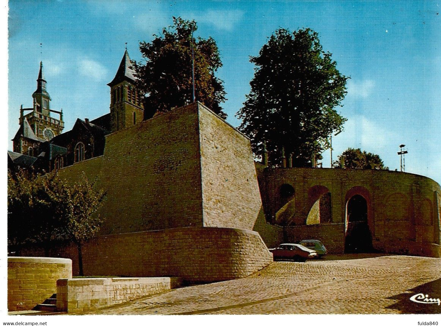 CPM.   ARLON.   L'Eglise St-Donat Et Les Rempart. - Arlon