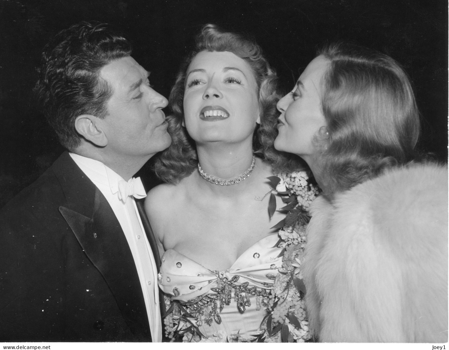 Photo Albert Préjean Avec Michelle Morgan Qui Embrasse Janine Marsay Miss Cinéma 1947 - Célébrités