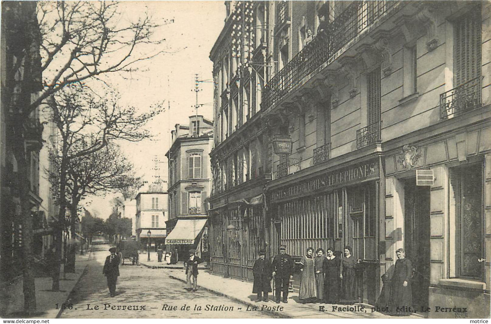 LE PERREUX - Rue De La Station; La Poste. - Poste & Facteurs