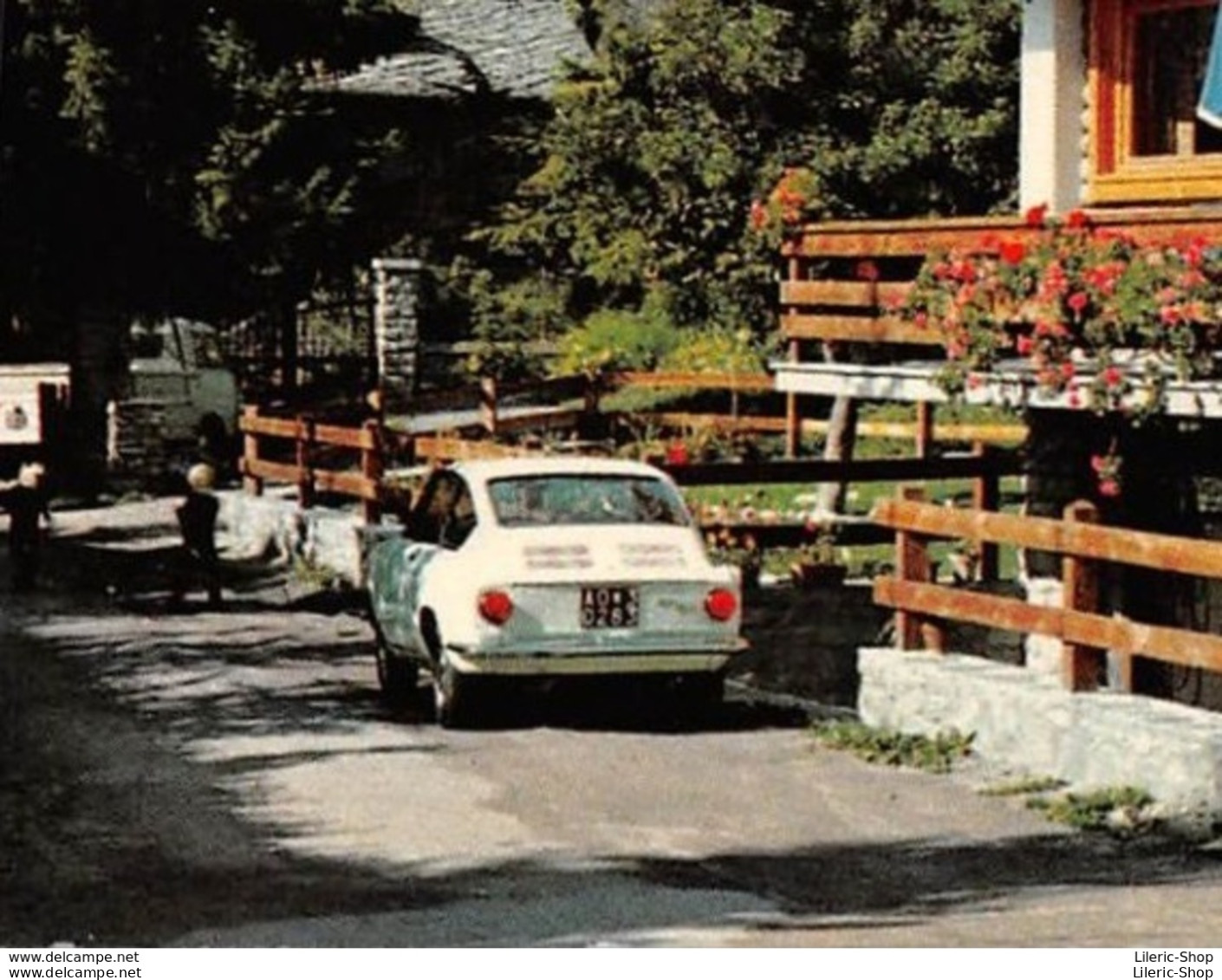 ITALIE  - COURMAYEUR - Cpsm 1970 - Pittoresque Chalet - Automobiles Fiat 850 Sport - Autres & Non Classés