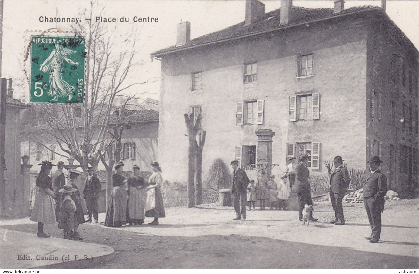 Cpa - 38 - Chatonnay -peu Courante- Animée- Place Du Centre -edi Gaudin - Châtonnay