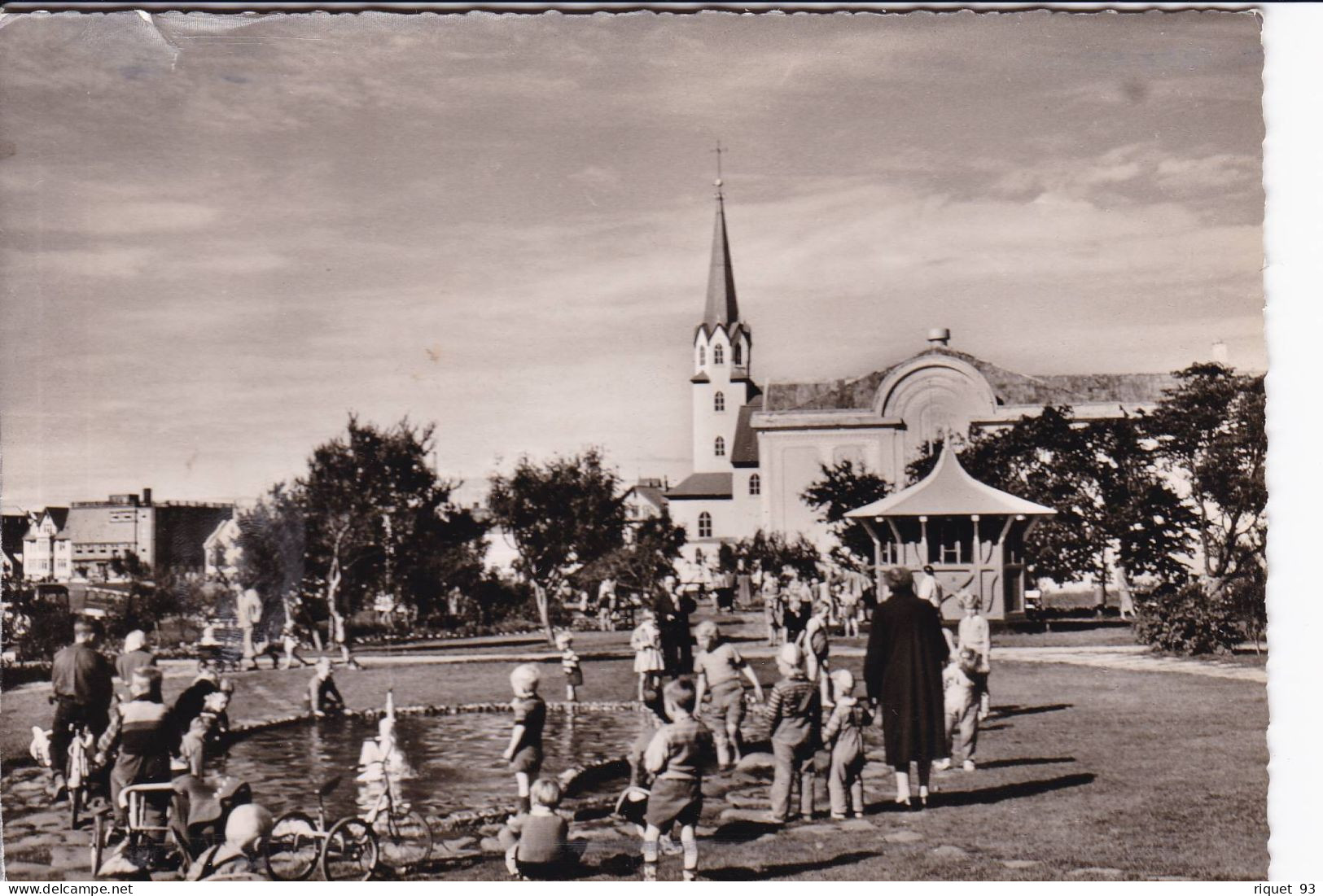 Reykjavik - (jardin Public Avec Enfants Autour Du Bassin) - Islandia