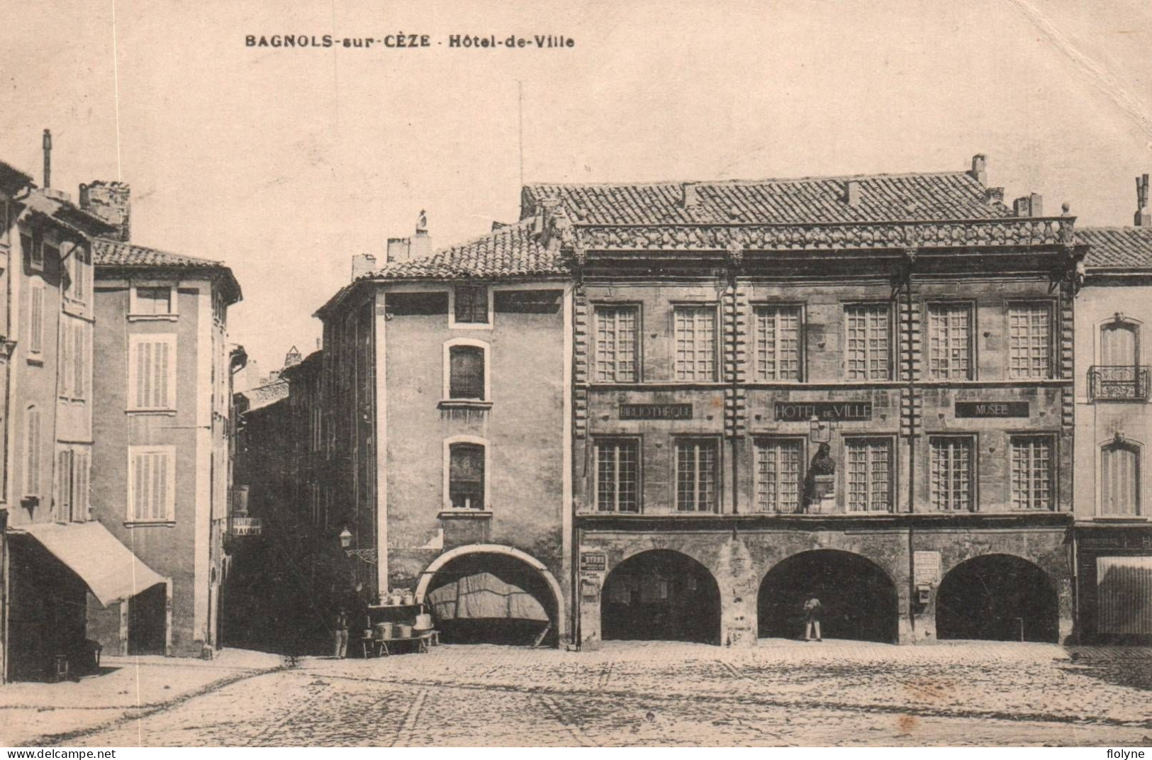 Bagnols Sur Cèze - Place Et Hôtel De Ville , Bibliothèque , Musée - Bagnols-sur-Cèze