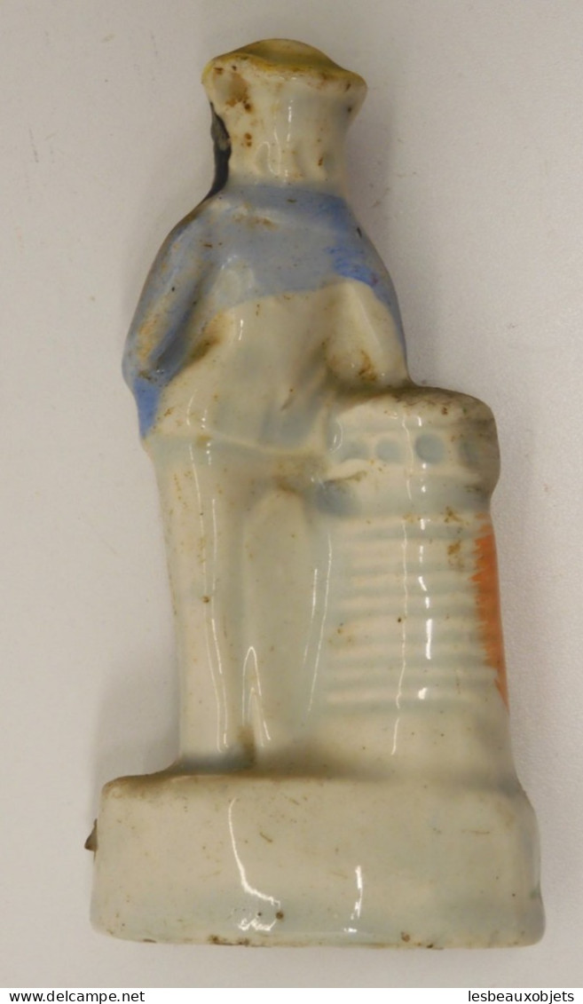 -ANCIENNE STATUETTE JEUNE MARIN Accoudé à une BITTE D'Amarrage CERAMIQUE    E