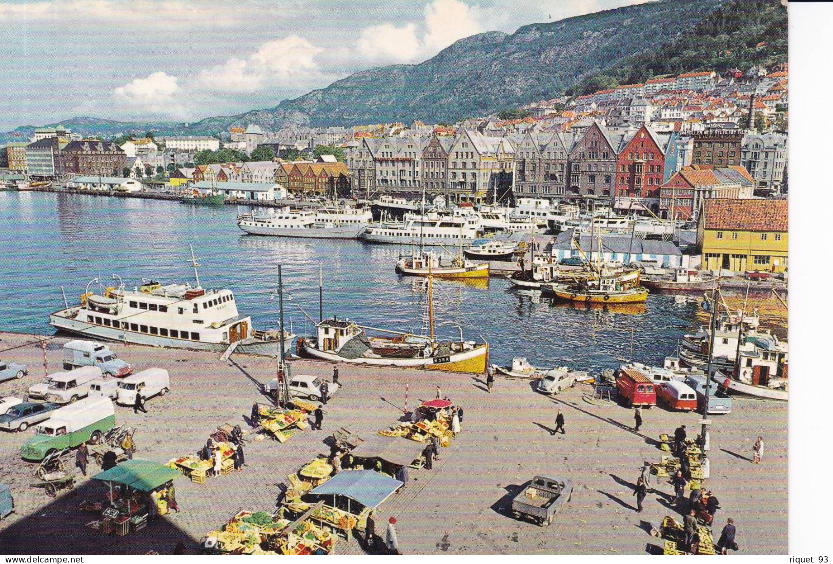 Norway - Bergen. Parti Ved Vagen Med Gronnsaktarget. View Of The Harbor With The Vegetal Market - Norvegia