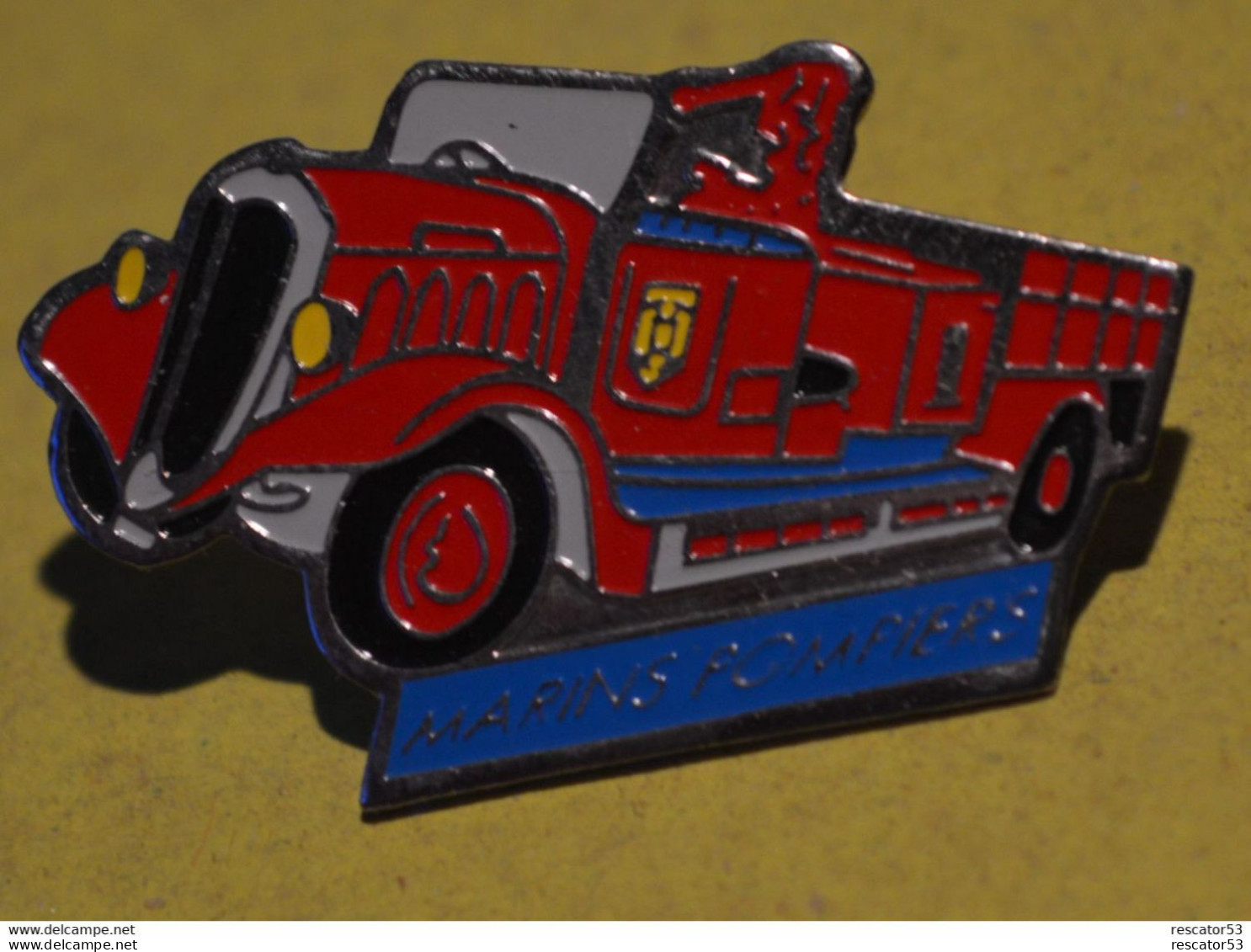 Pin's Marin Pompier Véhicule Ancien - Pompiers