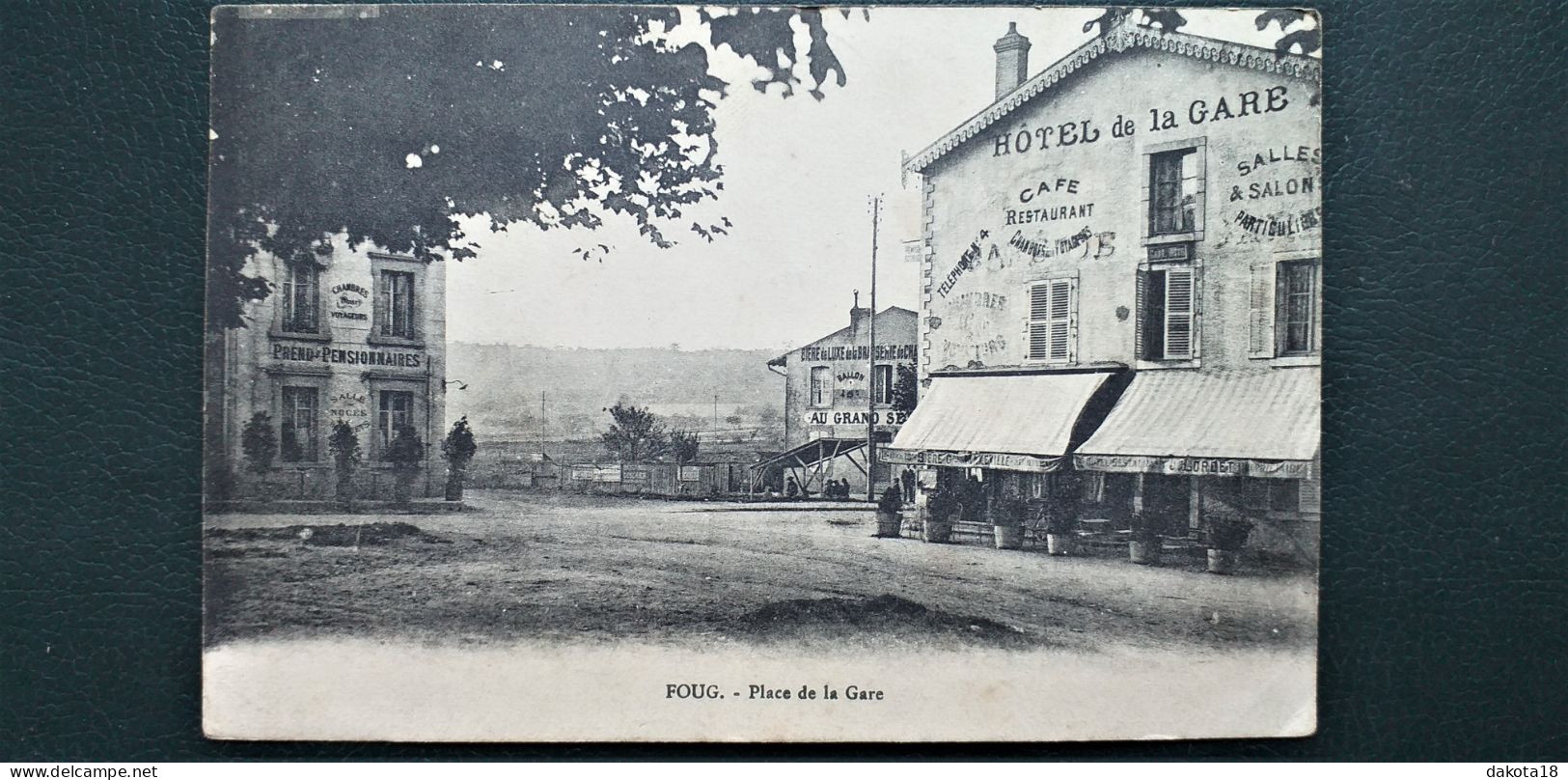 54 , Foug , La Place De La Gare En 1915 - Foug