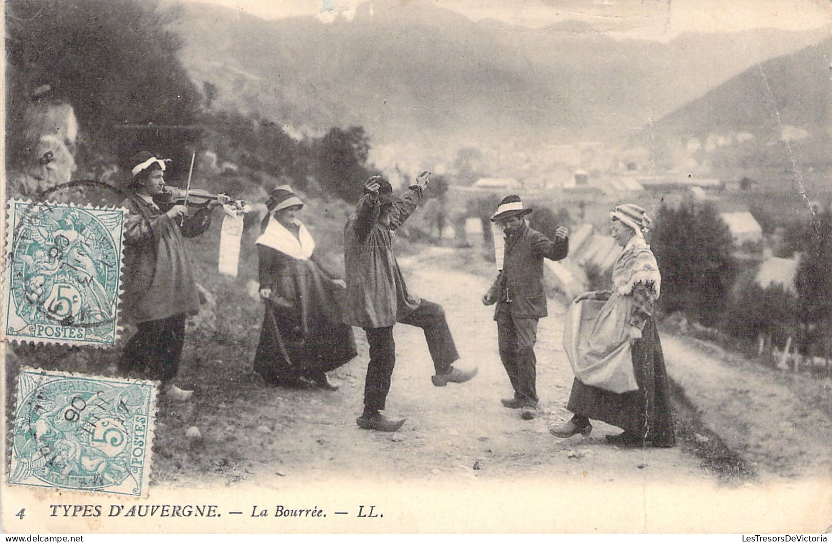 FOLKLORE - En Auvergne - La Bourrée - LL - Carte Postale Ancienne - Bailes