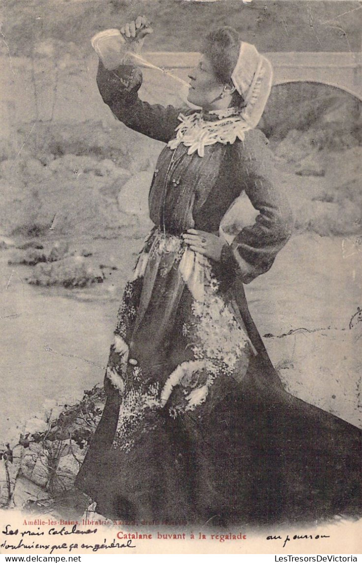 FOLKLORE - Catalane Buvant à La Régalade - Carte Postale Ancienne - Tänze