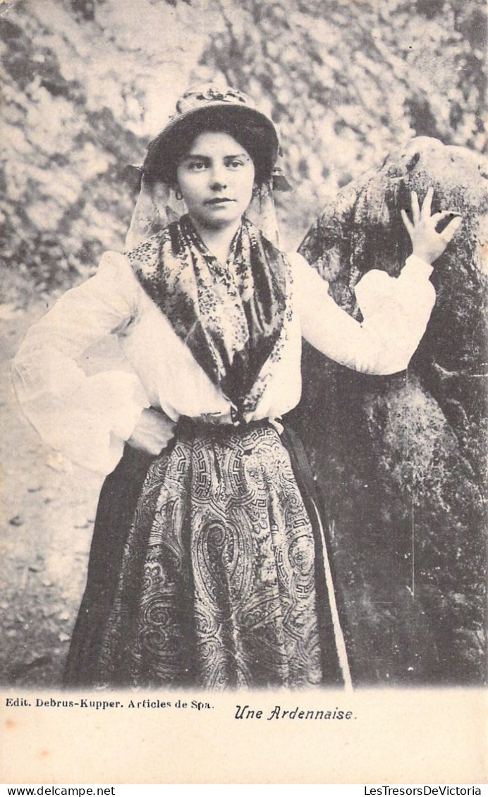 FOLKLORE - Une Ardennaise - Carte Postale Ancienne - Danses