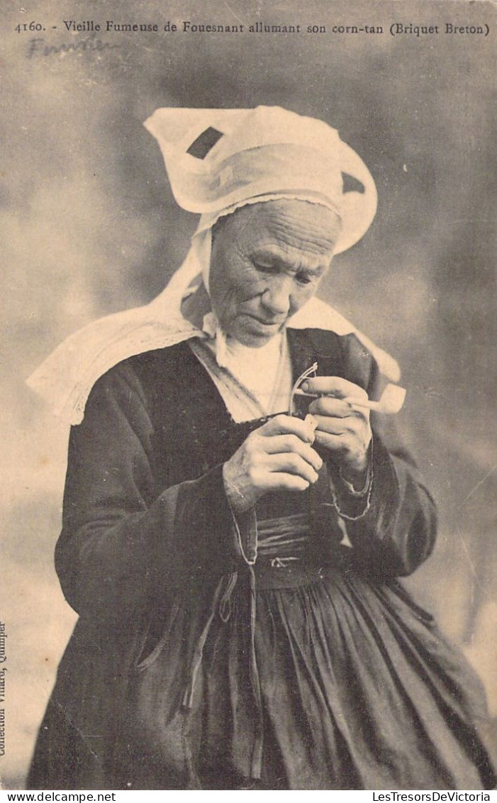 FOLKLORE - Vieille Fumeuse De Fouesnant Allumant Son Corn Tan - Briquet Breton - Carte Postale Ancienne - Danses