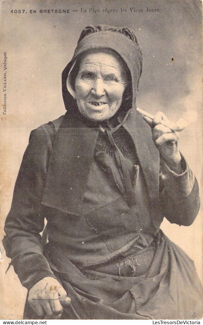 FOLKLORE - En Bretagne - La Pipe Régaye Les Vieux Jours - Carte Postale Ancienne - Vestuarios