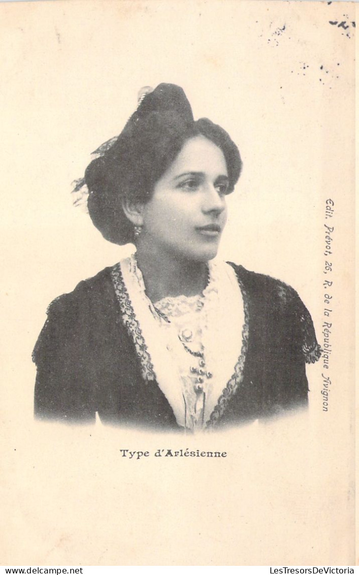 FOLKLORE - Type D' Arlésienne - Carte Postale Ancienne - Vestuarios