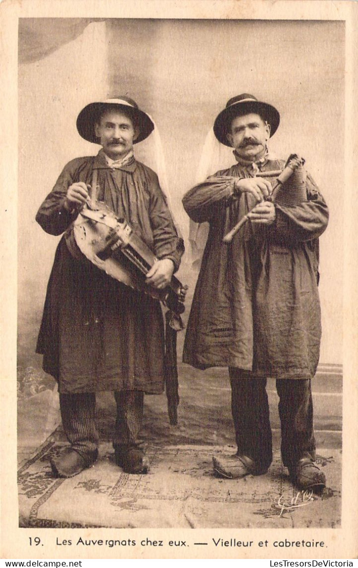 FOLKLORE - Les Auvergnats Chez Eux - Vielleur Et Cabretaire - Carte Postale Ancienne - Vestuarios