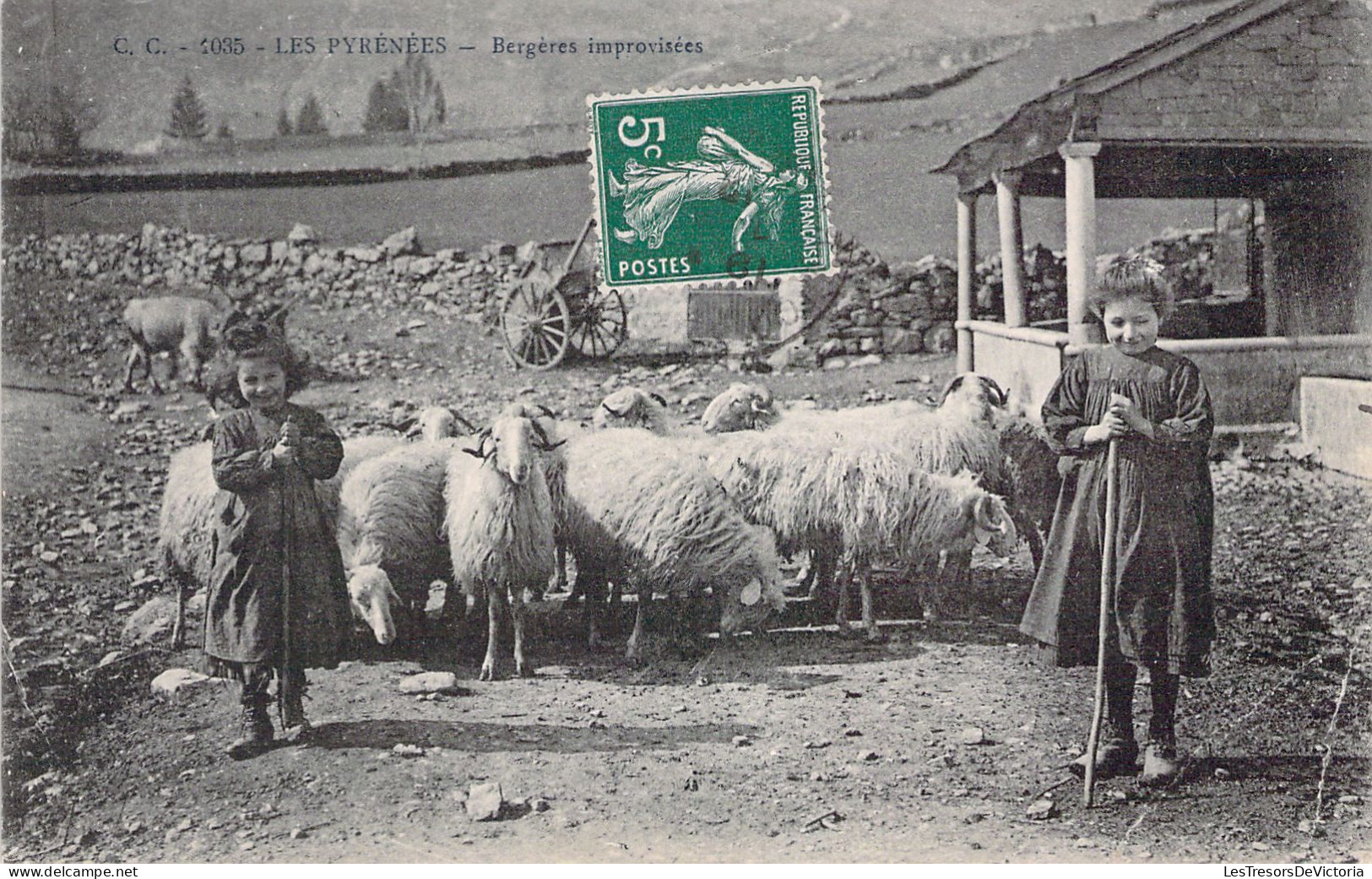 FOLKLORE - Les Pyrénées - Bergères Improvisées - Carte Postale Ancienne - Vestuarios