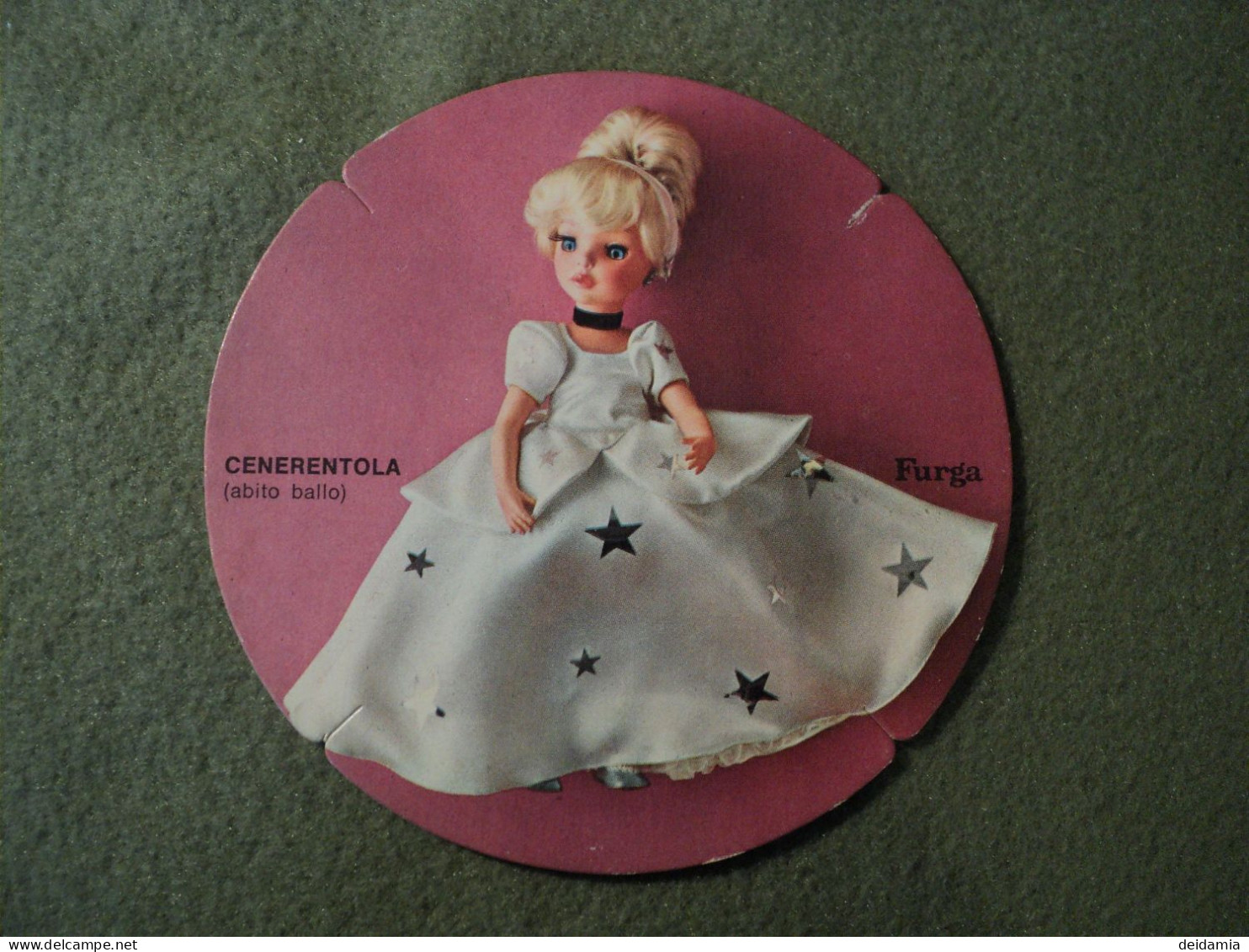 CARTON PUBLICITAIRE DOLLY DO POUPEES FURGA. MODELE CENERENTOLA. ANNEES 1960 / 1970 ABITO BALL. HABITS DE BAL. - Dolls