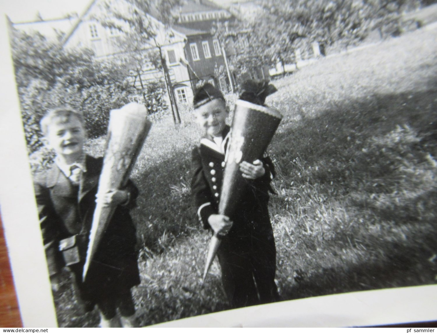 Konvolut älterer Fotos ca.60 Stück ab dem 2. WK mit Soldaten und privaten Aufnahmen -1950er Jahre Festumzug / Bundeswehr