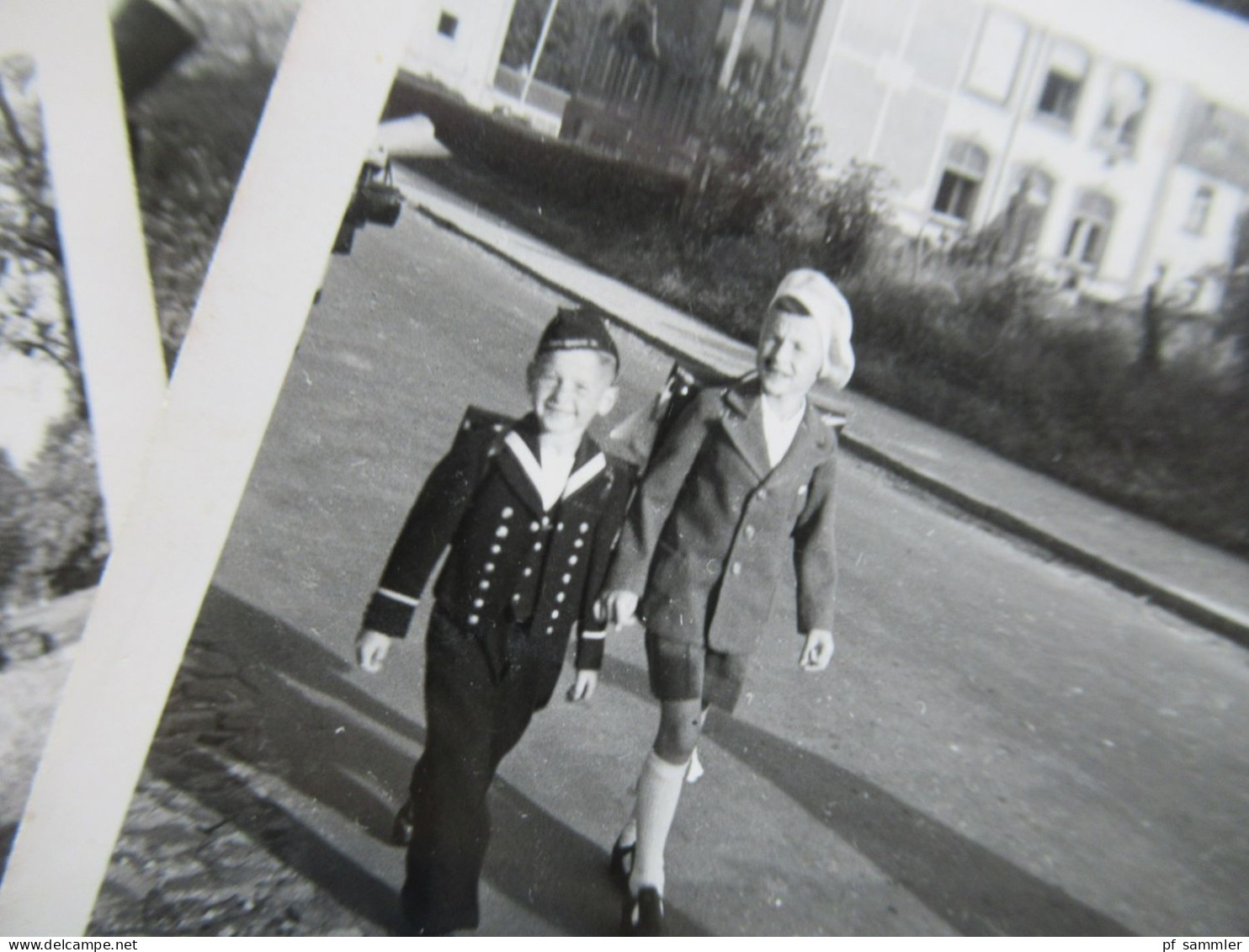 Konvolut älterer Fotos ca.60 Stück ab dem 2. WK mit Soldaten und privaten Aufnahmen -1950er Jahre Festumzug / Bundeswehr