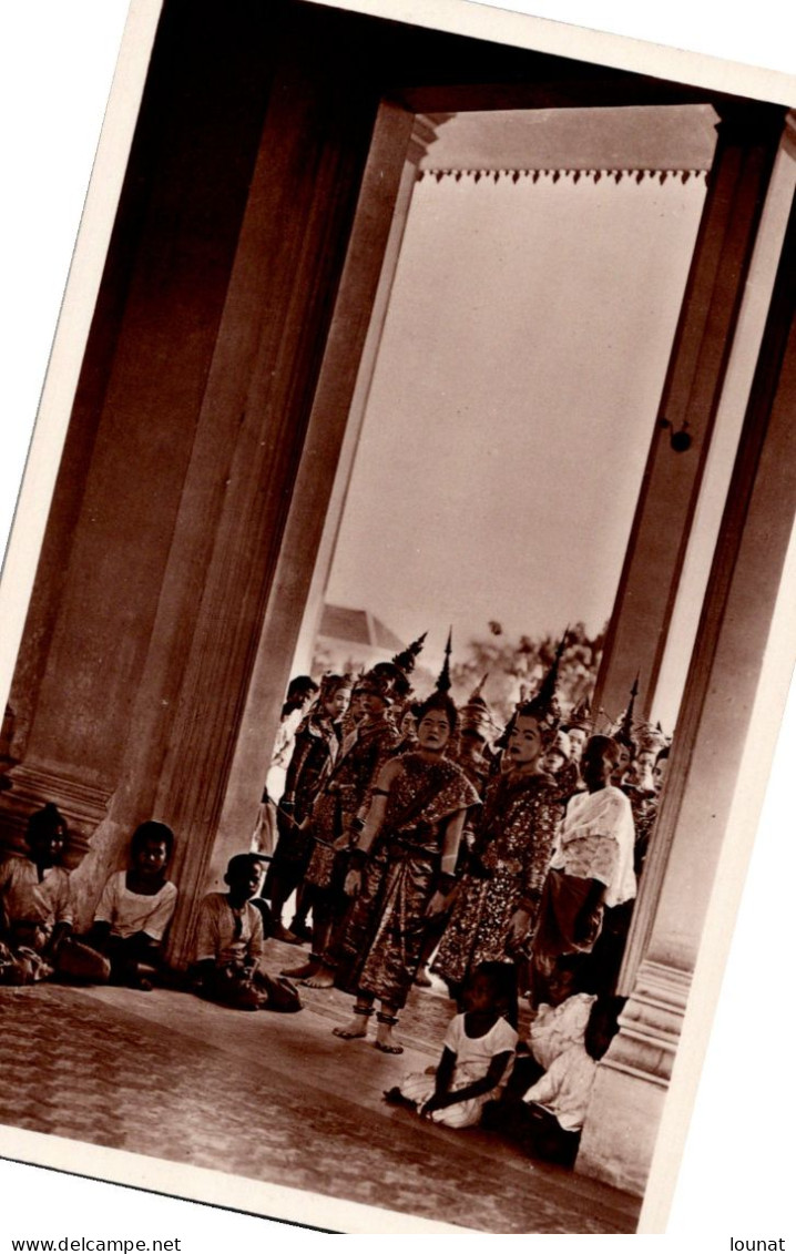 ASIE - CAMBODGE  PHNOM PENH - Au Palais Royal , L'entrée Des Danseuses Dans La Grande Salle Des Danses - DANSE - Cambodge