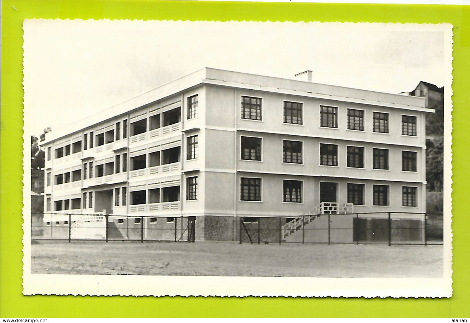 TANANARIVE Gendarmerie 1954 Logements Des Gendarmes "Catalane" Madagascar - Albums & Collections