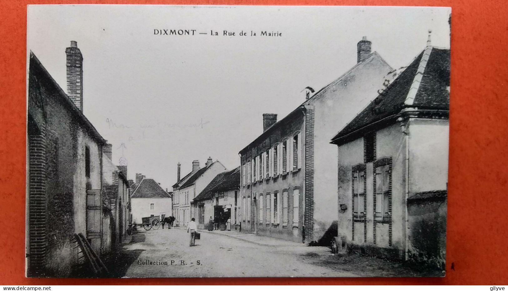 CPA (89) Dixmont. La Rue De La Mairie. Animée.  (Z.979) - Dixmont