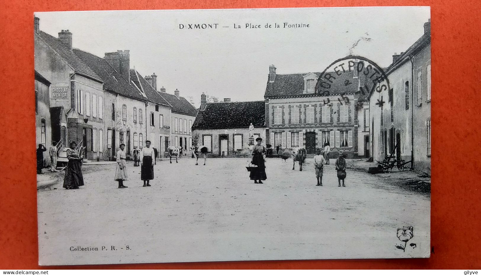 CPA (89) Dixmont. La Place De La Fontaine.    Animée.  (Z.985) - Dixmont
