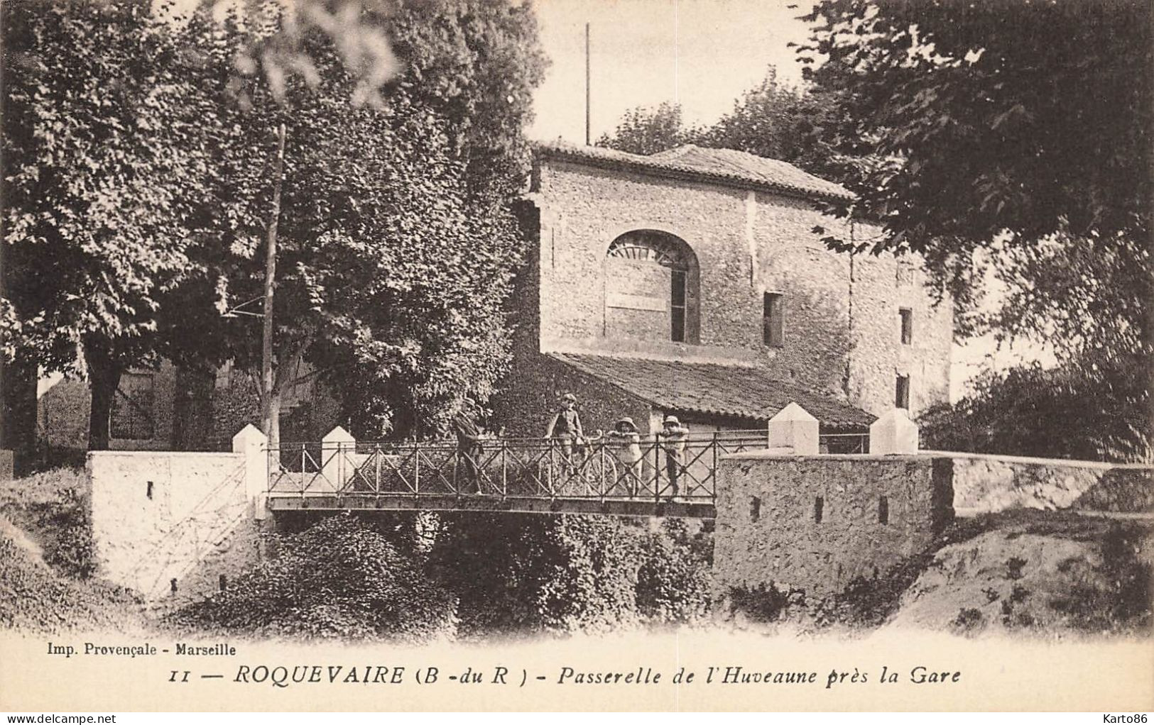 Roquevaire * Un Coin Du Village Et Passerelle De L'huveaune Près La Gare * Villageois Enfants - Roquevaire