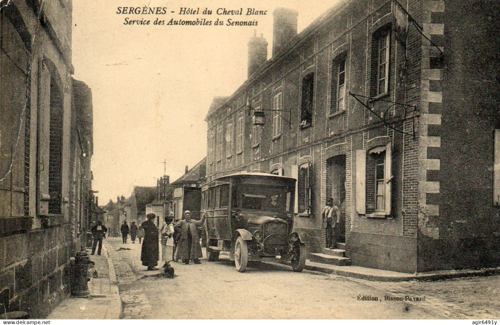 - SERGINES (89) - L'autocar Du Service Des Automobiles Du Sénonais Devant L'Hôtel Du Cheval Blanc (animée)  -25297- - Sergines