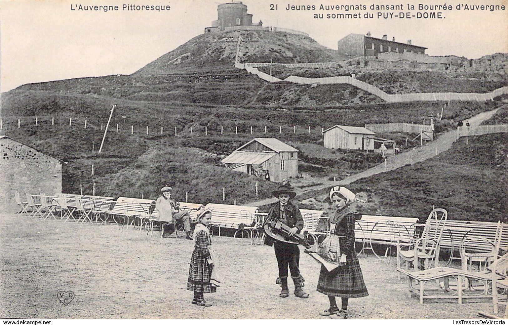 FOLKLORE - L'Auvergne Pittoresque - Jeunes Auvergnats Dansant La Bourrée - Carte Postale Ancienne - Danze