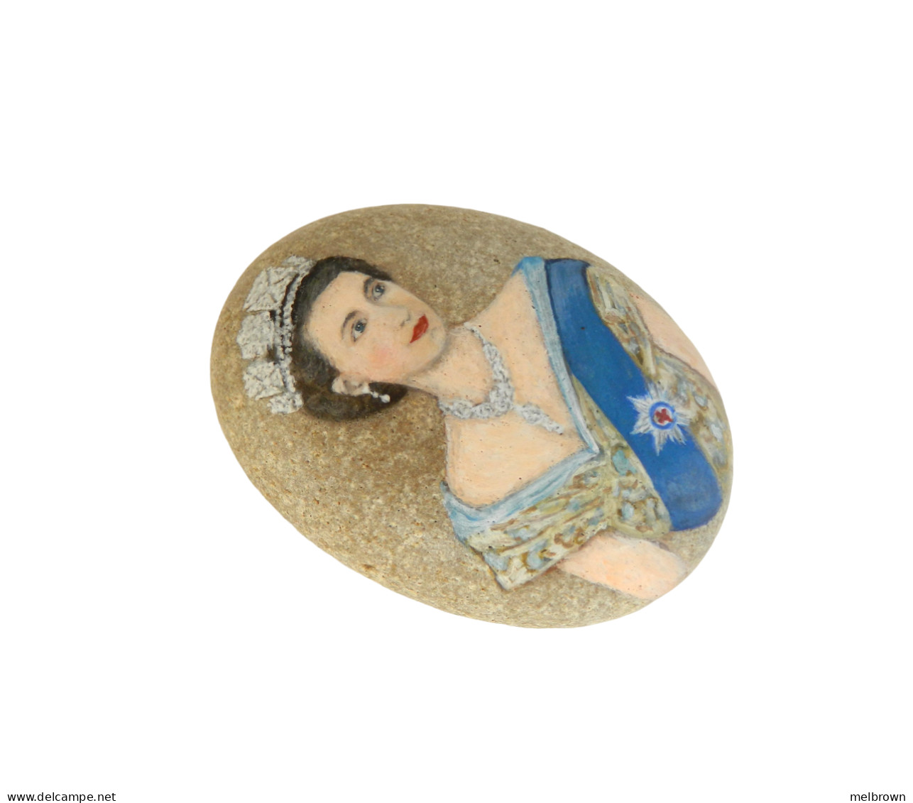 Queen Elizabeth II Of The United Kingdom Hand Painted On A Smooth Beach Stone Paperweight - Fermacarte