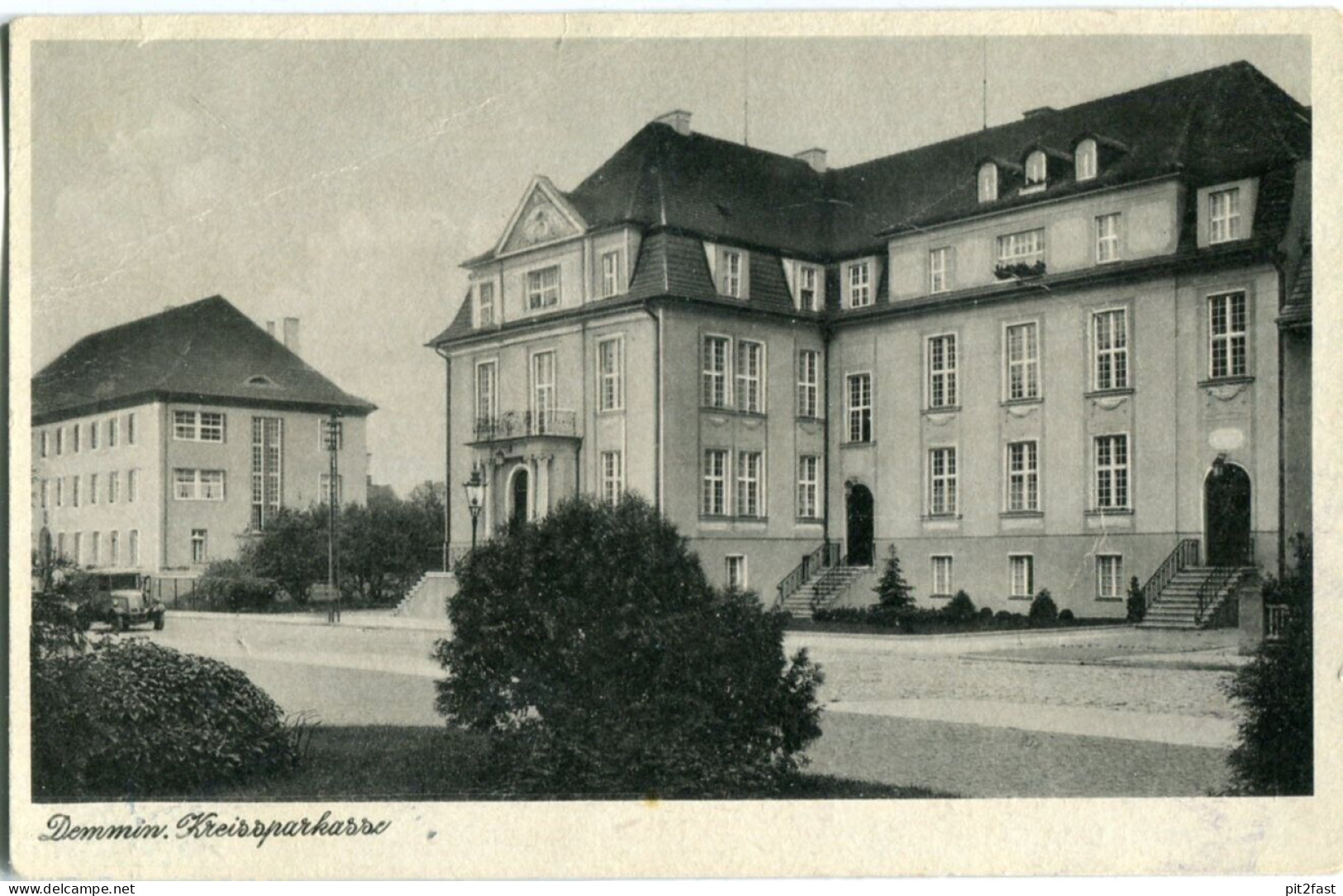 Alte Ansichtskarte - Demmin Kreissparkasse, Straße 40/50er , Oldtimer , Mecklenburg , Gelaufen, Mit Briefmarke !!! - Demmin