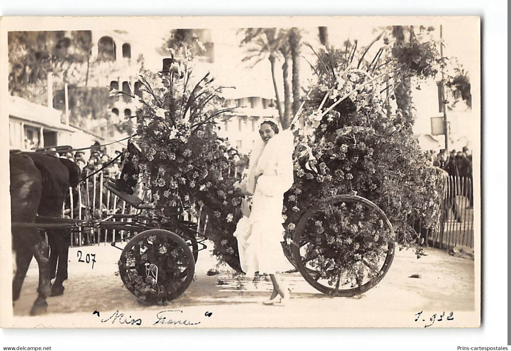 CPA 06 Nice Carte Photo Souvenir De La Bataille De Fleurs Avec Miss France - Markten, Feesten