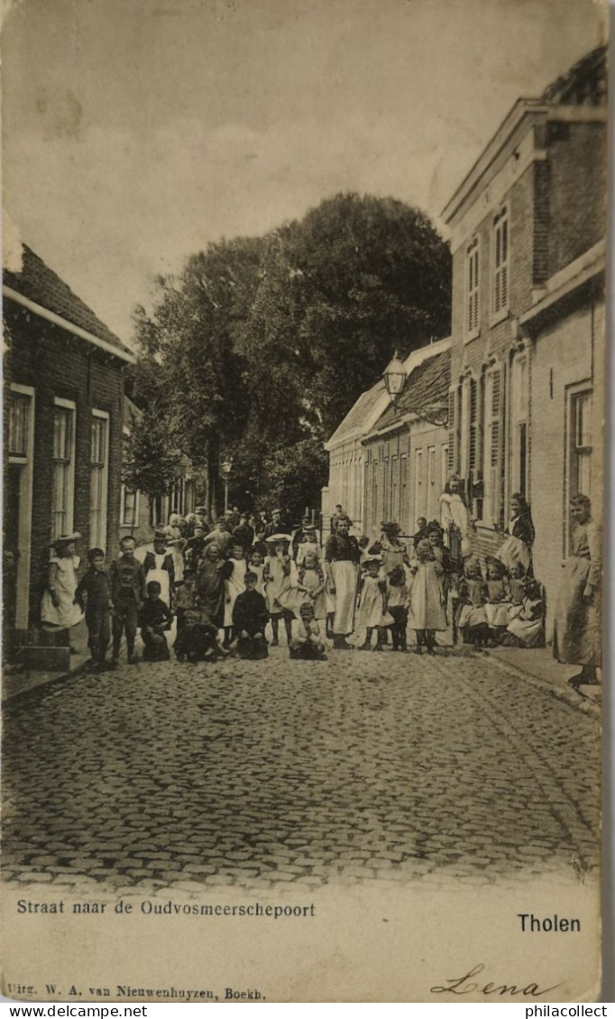 Tholen (Zld.) Straat Naar De Oudvosmeerschepoort (Veel Volk) 190? Vlekkig - Ronde Hoeken - Tholen