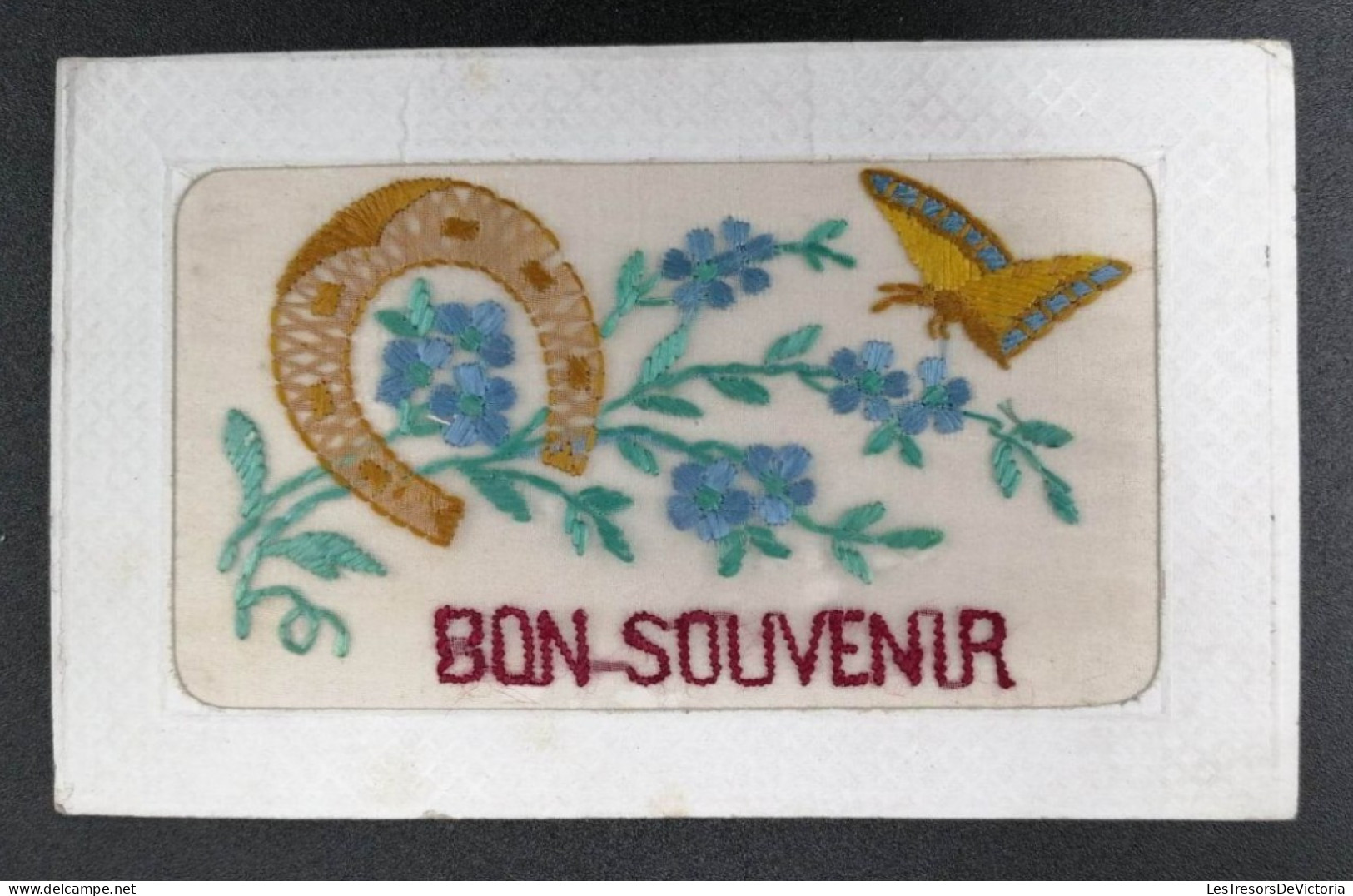 Carte Brodée - La Pensée - Bon Souvenir - Fleur - Papillon - Fer à Cheval - Carte Postale Ancienne - Borduurwerk