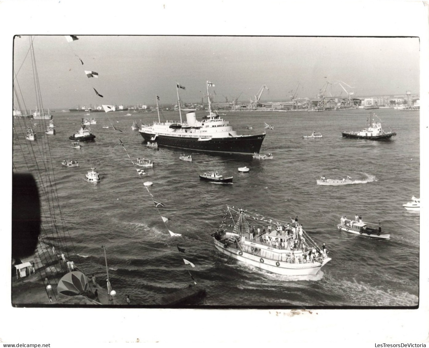 Photographie - Port Said - Voyage De Noce Du Prince Charles Et De Lady Diana - Bateau - Dim: 20/26.5 Cm - Schiffe